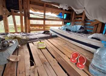 El interior de una chabola en el asentamiento ubicado junto al recinto ferial de Ibiza. / D.V.