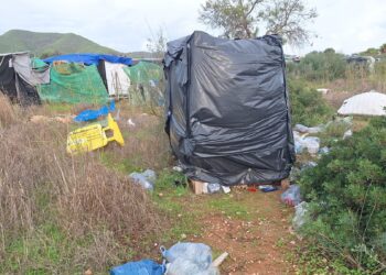 Algunas de las infraviviendas que hay junto al Recinto Ferial, en un mar de suciedad. / D.V.