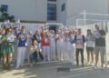 Concentración de trabajadores en la puerta de la residencia de Can Raspalls. / Noudiari