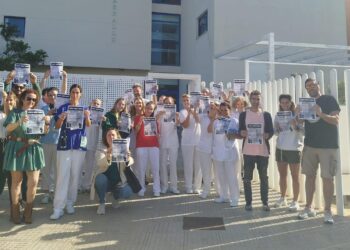 Concentración de trabajadores en la puerta de la residencia de Can Raspalls. / Noudiari