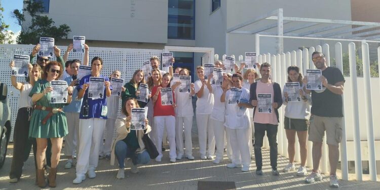 Concentración de trabajadores en la puerta de la residencia de Can Raspalls. / Noudiari