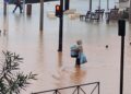 Un hombre intenta atravesar la avenida de Santa Eulària, en Vila, durante la inundación del pasado 30 de septiembre. / D.V.