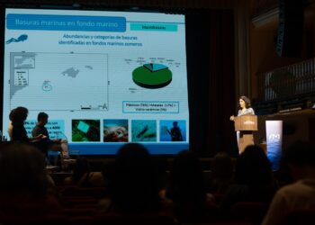 Carme Alomar explicó los alarmantes datos de presencia de microplásticos en nuestras costas durante el Foro Marino. Fotos Cintia Sarría
