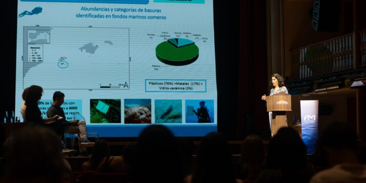 Carme Alomar explicó los alarmantes datos de presencia de microplásticos en nuestras costas durante el Foro Marino. Fotos Cintia Sarría