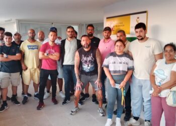 Vecinos y comerciantes de Sant Ferran que se concentraron en la sede de la Guardia Civil de Formentera para mostrar su preocupación por la delincuencia. Fotografia de RàdioIlla cedida a Noudiari.es