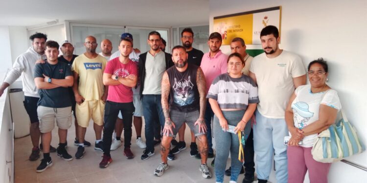 Vecinos y comerciantes de Sant Ferran que se concentraron en la sede de la Guardia Civil de Formentera para mostrar su preocupación por la delincuencia. Fotografia de RàdioIlla cedida a Noudiari.es