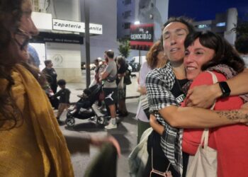 Marta Mallach recibe un abrazo de una compañera en Ibiza.
