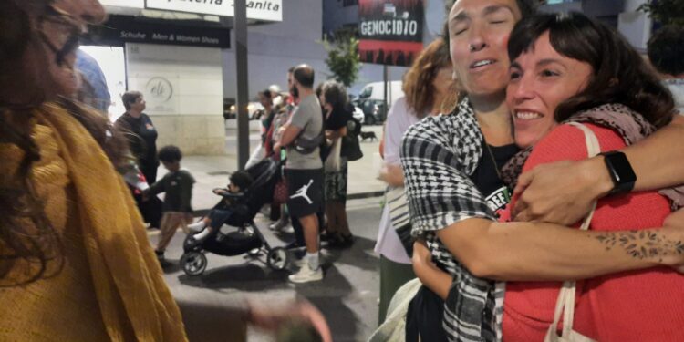 Marta Mallach recibe un abrazo de una compañera en Ibiza.