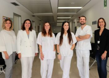 En la foto, de izquierda a derecha Carme Bosch, directora general de Salud mental, Manuela García, consejera de Salud, los psicólogos Lucía Sánchez Cabello, Mar Lucena Montes y Jesús Moya Costa y la directora médica de Atención Primaria, Judith Frías.
