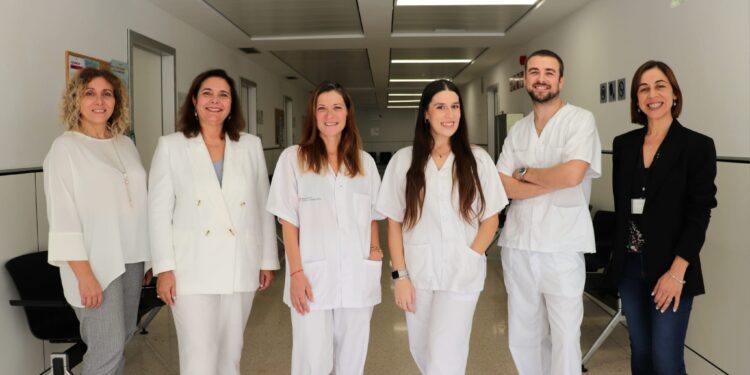 En la foto, de izquierda a derecha Carme Bosch, directora general de Salud mental, Manuela García, consejera de Salud, los psicólogos Lucía Sánchez Cabello, Mar Lucena Montes y Jesús Moya Costa y la directora médica de Atención Primaria, Judith Frías.