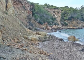 Así ha quedado Cala Xarraca después de la riada provocada de la DANA Alice. Enormes rocas sobre la arena, alguna ha llegado al mar y otras amenazan con desprenderse. Fotos Oscar Marí para Noudiari.es