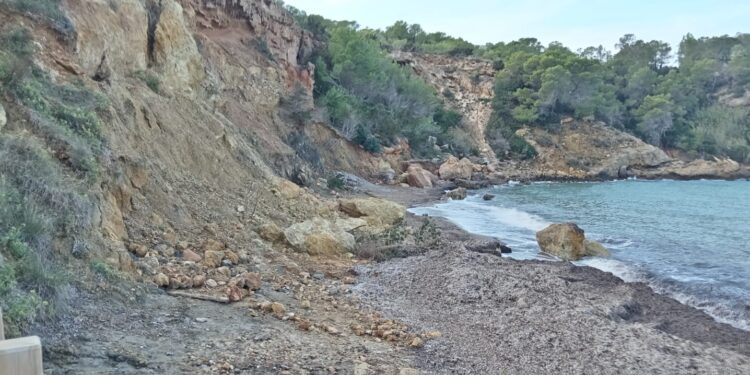 Así ha quedado Cala Xarraca después de la riada provocada de la DANA Alice. Enormes rocas sobre la arena, alguna ha llegado al mar y otras amenazan con desprenderse. Fotos Oscar Marí para Noudiari.es