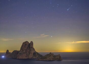 Clicka sobre la imagen de Paco Natera para verla al completo. El fotógrafo ha captado al cometa Lemmon (C/2025 A6) surcando el cielo estrellado sobre Es Vedrà, como se aprecia en la derecha de la imagen. Fotografía Paco Natera.