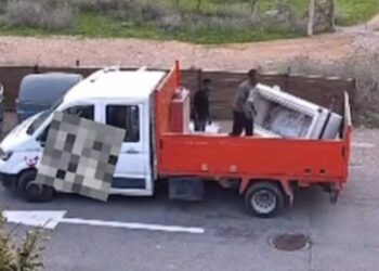 Los infractores, cazados en plena acción cuando tiraban la nevera industrial en la zona de contenedores. Imagen Policía Local de Ibiza