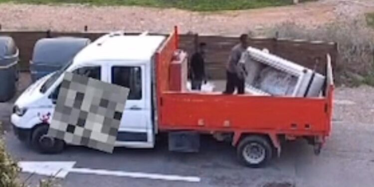 Los infractores, cazados en plena acción cuando tiraban la nevera industrial en la zona de contenedores. Imagen Policía Local de Ibiza