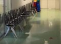 Una imagen de un pasillo inundado del hospital de Formentera, tomada de un vídeo el 11 de octubre, con el paso de la DANA Alice, en el que se puede ver agua caer del techo. Fotografía Noudiari.es