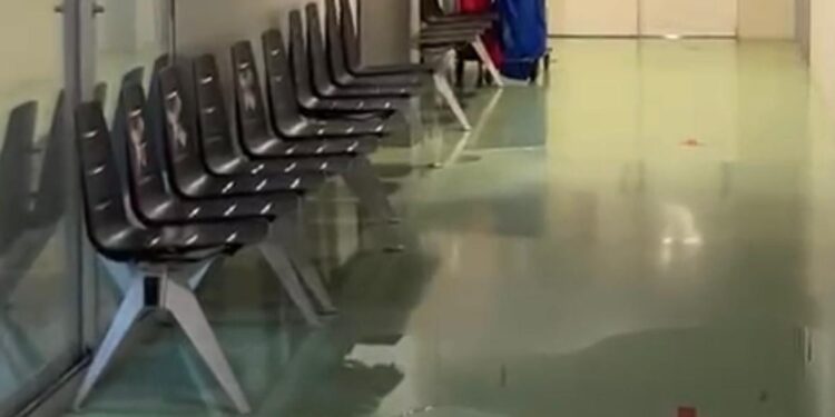 Una imagen de un pasillo inundado del hospital de Formentera, tomada de un vídeo el 11 de octubre, con el paso de la DANA Alice, en el que se puede ver agua caer del techo. Fotografía Noudiari.es