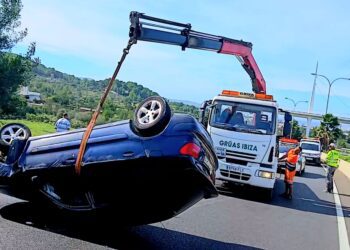 La grúa pluma levanta el vehículo.