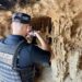 Un policía documenta los hallazgos en la cueva del litoral, que han inspeccionado en coordinación con la Guardia Civil.