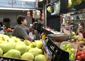 Imagen de archivo de un comercio en el Mercat Nou de Vila. / Noudiari