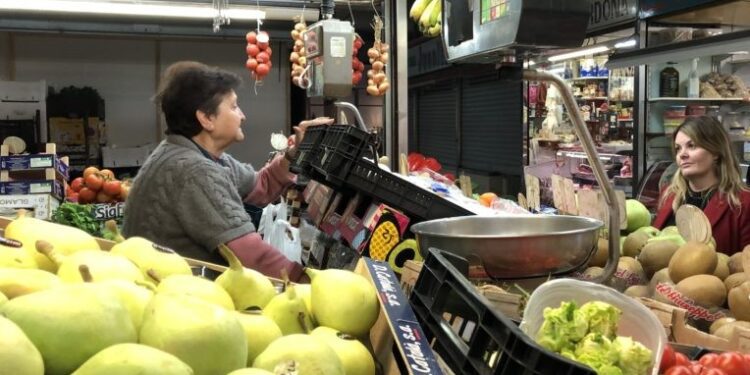 Imagen de archivo de un comercio en el Mercat Nou de Vila. / Noudiari
