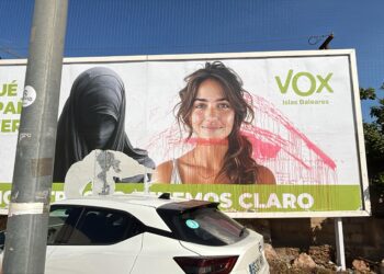 El cartel del partido ultra en Sant Antoni, manchado con pintura de color rosa.