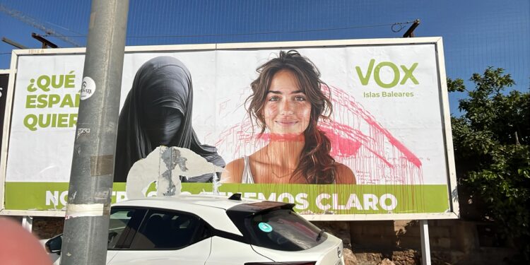 El cartel del partido ultra en Sant Antoni, manchado con pintura de color rosa.