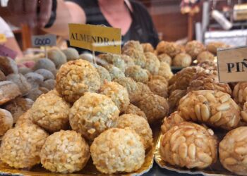 Un mostrador con 'panellets' de almendras y de piñones. / D.V.