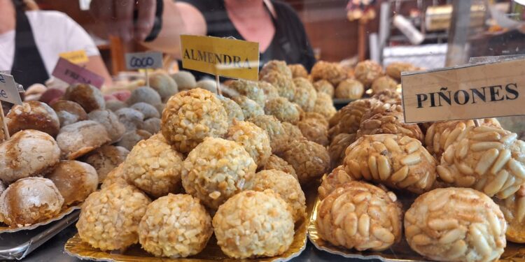 Un mostrador con 'panellets' de almendras y de piñones. / D.V.