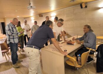 El autor charla con asistentes a la presentación en Palma, que fue todo un éxito.