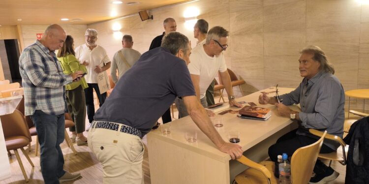 El autor charla con asistentes a la presentación en Palma, que fue todo un éxito.