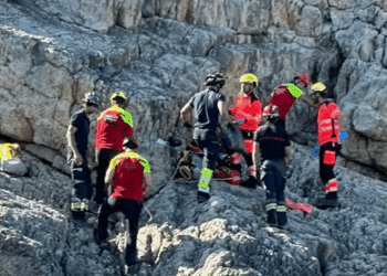 Imagen del equipo de rescate en el acantilado donde se ha producido el suceso