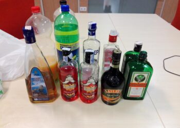 Imagen de archivo de botellas requisadas en un botellón