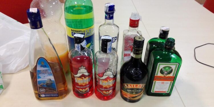 Imagen de archivo de botellas requisadas en un botellón