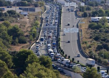 Impresionante imagen del segundo cinturón de ronda embotellado en dirección al aeropuerto de Ibiza, donde la carretera permanece cortada y ha sido necesario desviar el tráfico por la de Sant Josep. Foto Noudiari.es