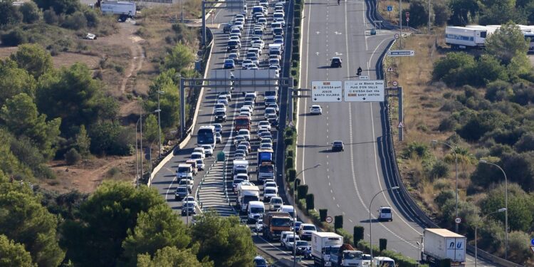 Impresionante imagen del segundo cinturón de ronda embotellado en dirección al aeropuerto de Ibiza, donde la carretera permanece cortada y ha sido necesario desviar el tráfico por la de Sant Josep. Foto Noudiari.es