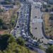 Impresionante imagen del segundo cinturón de ronda embotellado en dirección al aeropuerto de Ibiza, donde la carretera permanece cortada y ha sido necesario desviar el tráfico por la de Sant Josep. Foto Noudiari.es