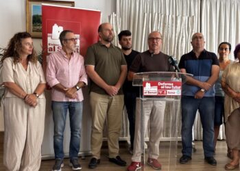 Imagen de archivo del senador Juanjo Ferrer con representantes de todos los partidos de izquierdas de la isla.