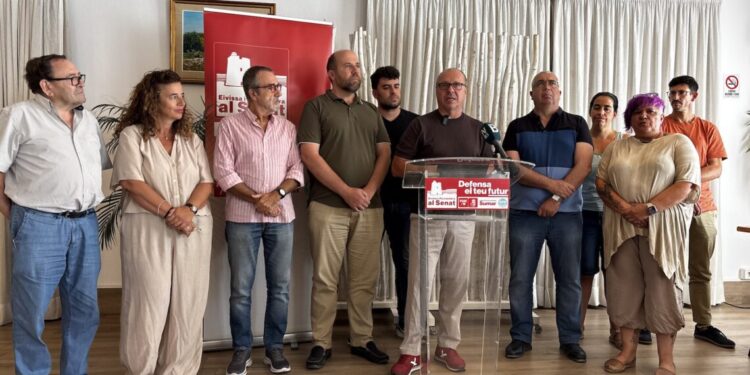 Imagen de archivo del senador Juanjo Ferrer con representantes de todos los partidos de izquierdas de la isla.