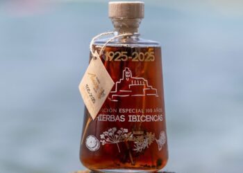 La botella de hierbas creada para celebrar el centenario de la empresa. / Licores Aniseta