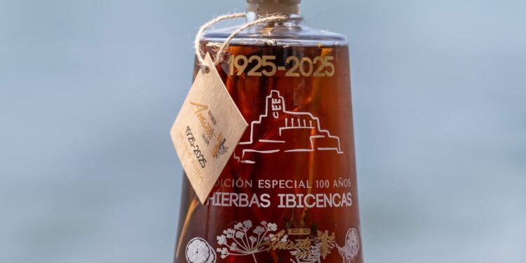La botella de hierbas creada para celebrar el centenario de la empresa. / Licores Aniseta