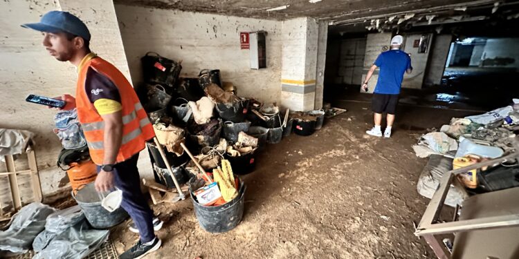 El sótano del edificio Cabiro, junto al puerto de Ibiza, al día siguiente de la inundación. Fotos Noudiari.es