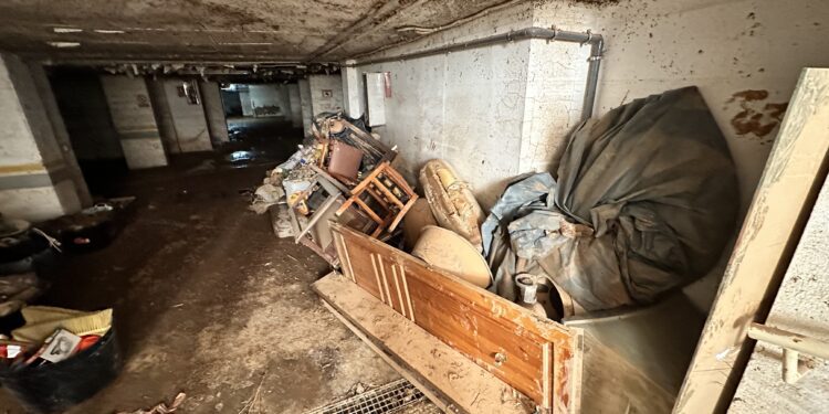 El sótano del edificio Cabiro, junto al puerto de Ibiza, que quedó completamente anegado. Los coches han sido retirados y ahora trabajan en retirar los restos de los trasteros. Fotos Noudiari.es
