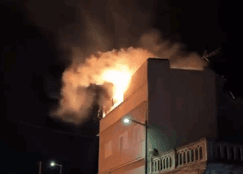 Imagen de las llamas en la terraza afectada por el fuego