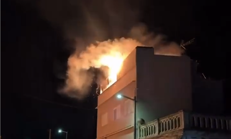 Imagen de las llamas en la terraza afectada por el fuego