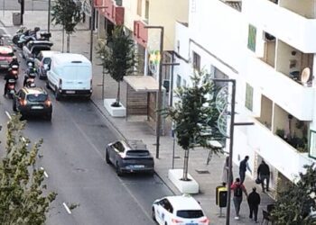Imagen del solar, en el que hay un almacén, entre el edificio marrón y el blanco. Foto: V. R.