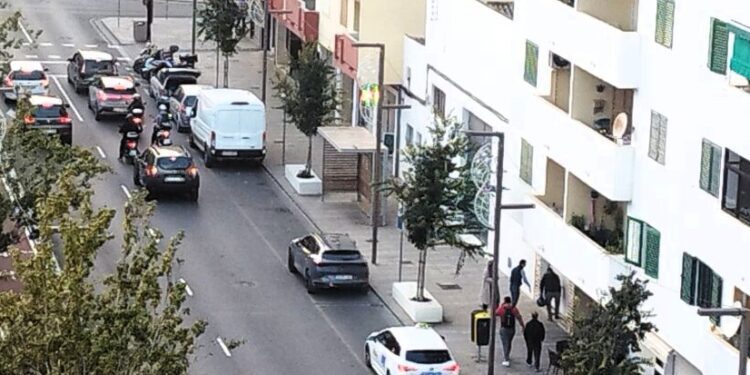 Imagen del solar, en el que hay un almacén, entre el edificio marrón y el blanco. Foto: V. R.