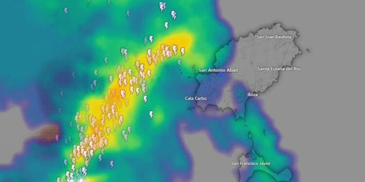 Mapa de Aemet con la ubicación de la tormenta a las 13.15 horas. / Windy