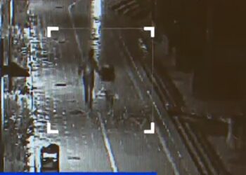 Imagen de la cámara de seguridad con Nuria Escalante la noche en la que desapareció.