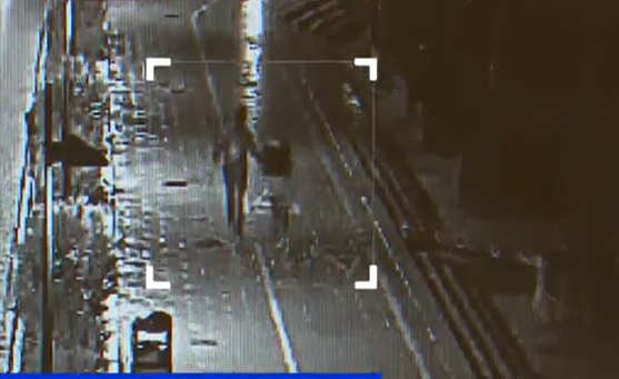 Imagen de la cámara de seguridad con Nuria Escalante la noche en la que desapareció.